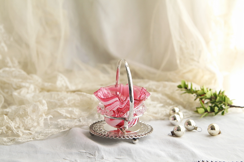 クランベリーガラスのソルトディッシュ　james deakin and sons マーブルパターン　イギリス アンティークストリュフ