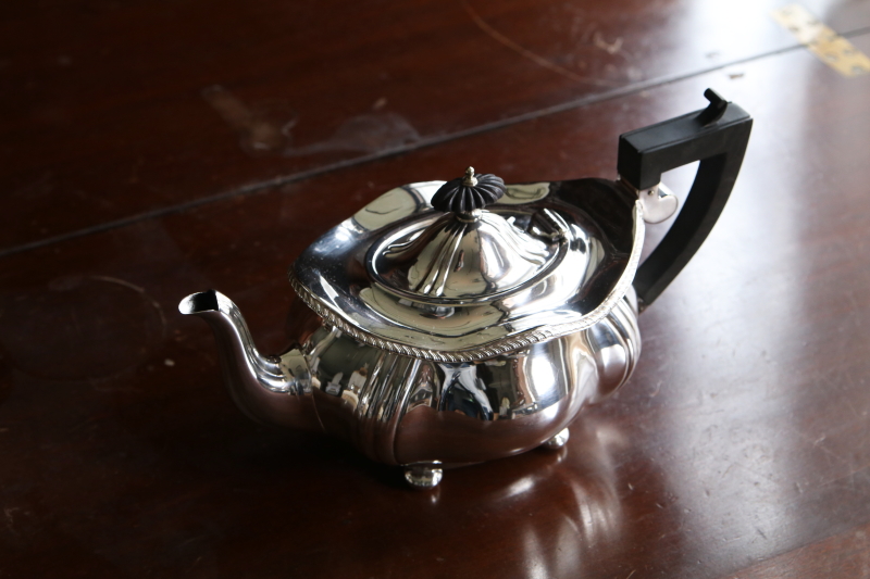 紅茶器三点セット　シルバーティーポット　クリーマー　シュガーポット　イギリス