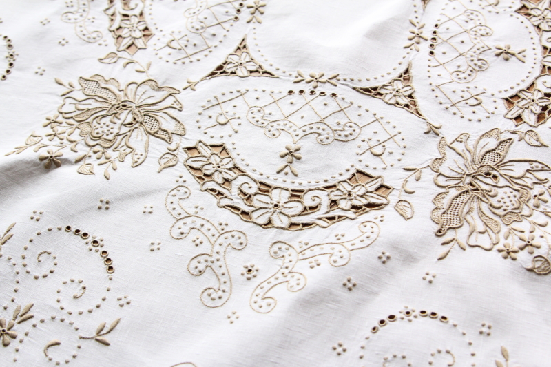 アンティークリネンラウンドテーブルクロス　花の刺繍　カットワーク　イギリス