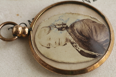 ウォッチリボンブローチ　フォトフレームチャーム イギリス　アンティークストリュフ