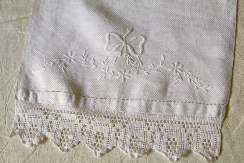 リボンの刺繍のリネンゲストタオル　イギリス