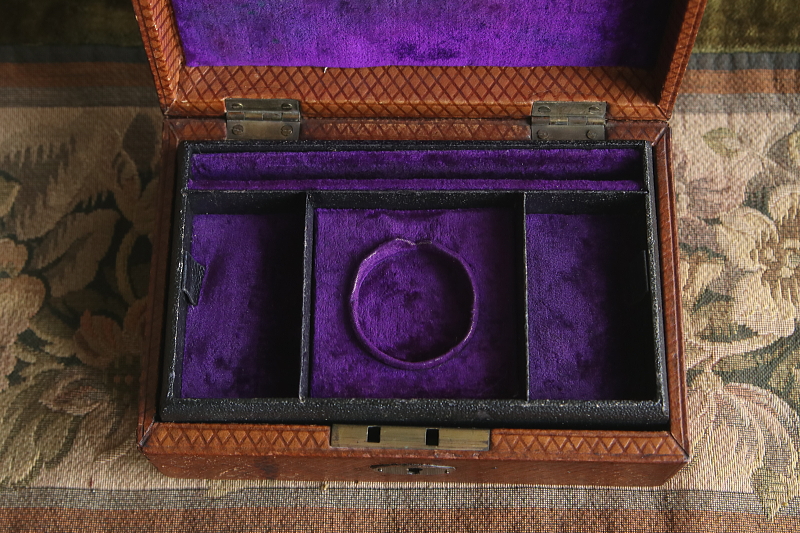 花のエングレービング　レザージュエリーボックス　イギリス アンティークストリュフ