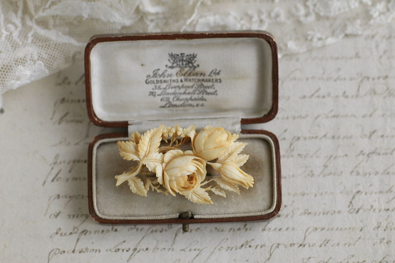 薔薇と勿忘草アイボリーブローチ　象牙　フランス アンティークストリュフ