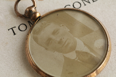 ウォッチリボンブローチ　フォトフレームチャーム イギリス　アンティークストリュフ