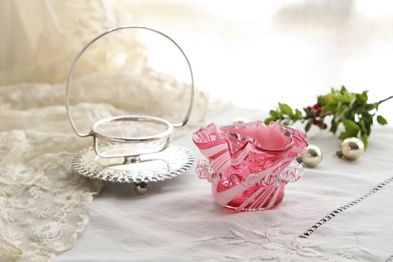 クランベリーガラスのソルトディッシュ　james deakin and sons マーブルパターン　イギリス アンティークストリュフ