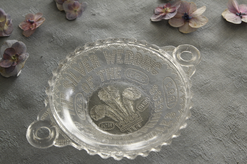 アンティークプレスガラスディッシュ　プリンス・オブ・ウェールズ　シルバーウエディング　エドワード7世　イギリス