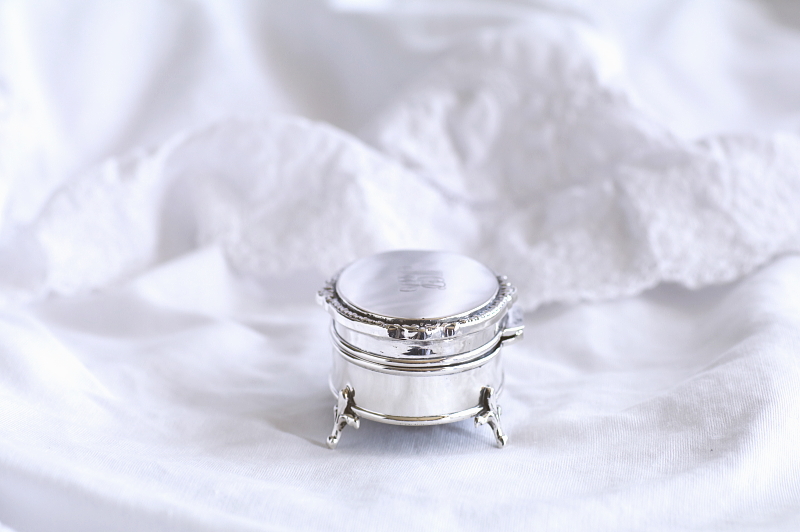 モノグラムのシルバージュエリーボックス　イギリス アンティークストリュフ