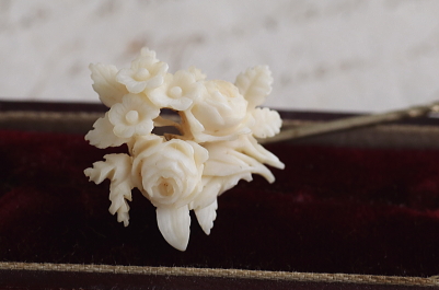 カーブドボーンピンブローチ　薔薇と勿忘草　ヨーロッパ アンティークストリュフ