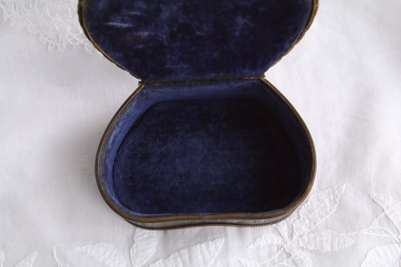 ミニアチュールのジェエリーボックス フランス アンティークストリュフ