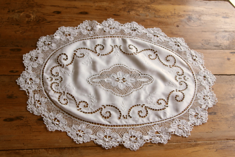 アンティークリネンオーバルマット　ボビンレース　カットワーク　刺繍　花　イギリス