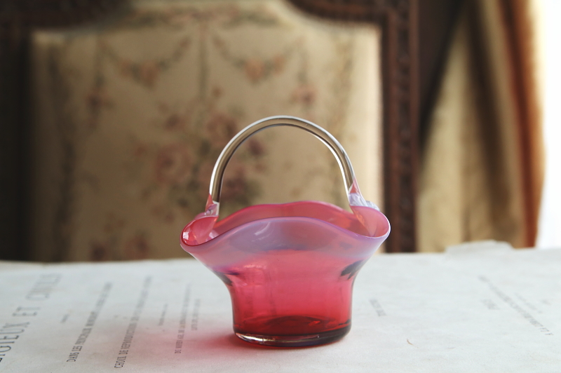 ヴィクトリアンクランベリーグラスバスケット　花器　イギリス