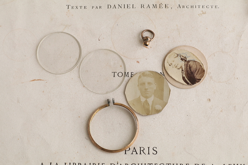 ウォッチリボンブローチ　フォトフレームチャーム イギリス　アンティークストリュフ