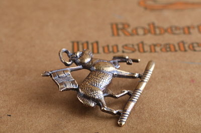 仔羊紋のメタルバッジ　イギリス アンティークストリュフ