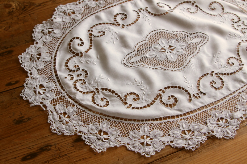 アンティークリネンオーバルマット　ボビンレース　カットワーク　刺繍　花　イギリス