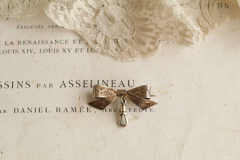 ウォッチリボンブローチ　フォトフレームチャーム イギリス　アンティークストリュフ