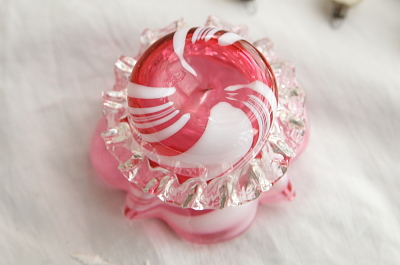 クランベリーガラスのソルトディッシュ　james deakin and sons マーブルパターン　イギリス アンティークストリュフ