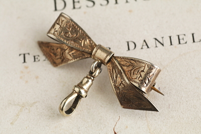 ウォッチリボンブローチ　フォトフレームチャーム イギリス　アンティークストリュフ