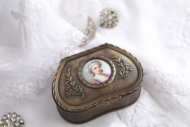 ミニアチュールのジェエリーボックス フランス アンティークストリュフ