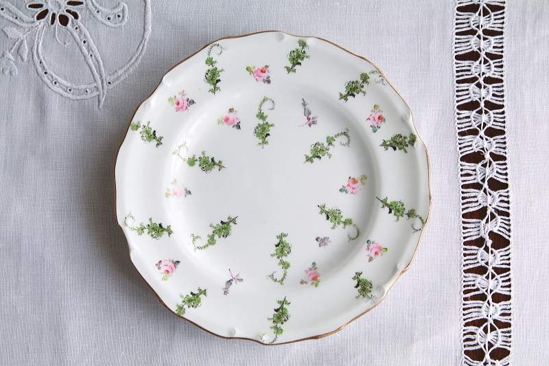 手描きの小薔薇のティートリオ　ロイヤルクラウンダービー　royalcrownderby イギリス　アンティークストリュフ