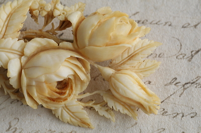 薔薇と勿忘草アイボリーブローチ　象牙　フランス アンティークストリュフ