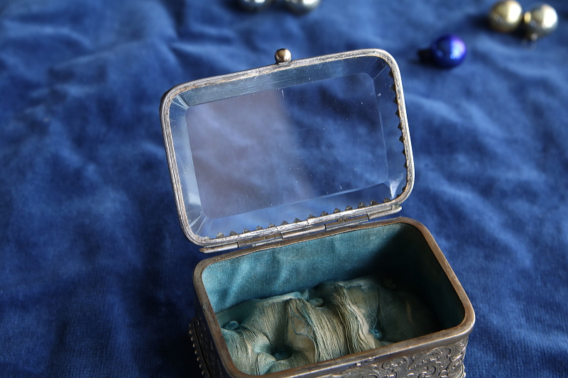 ガラスの蓋のジュエリーボックス フランス アンティークストリュフ