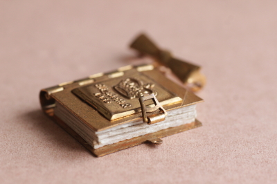 <FONT SIZE="-1">表面に小キズ。</FONT>