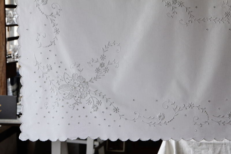 アンティークコットンテーブルクロス　花の刺繍　カットワーク　イギリス
