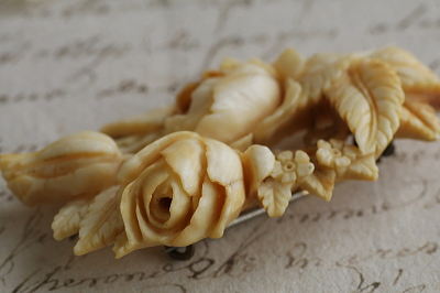 薔薇と勿忘草アイボリーブローチ　象牙　フランス アンティークストリュフ