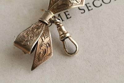 ウォッチリボンブローチ　フォトフレームチャーム イギリス　アンティークストリュフ