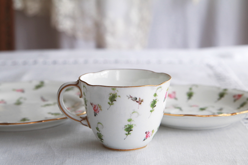 手描きの小薔薇のティートリオ　ロイヤルクラウンダービー　royalcrownderby イギリス　アンティークストリュフ