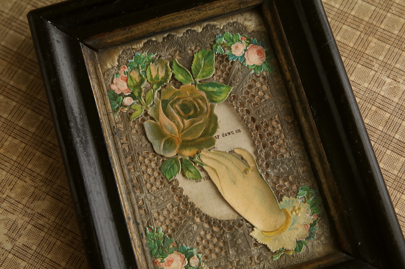 ヴィクトリアングリーティングカードフレーム　バラを持つ貴婦人の手 アンティークストリュフ