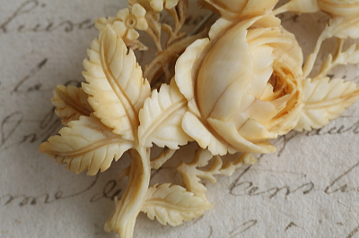薔薇と勿忘草アイボリーブローチ　象牙　フランス アンティークストリュフ