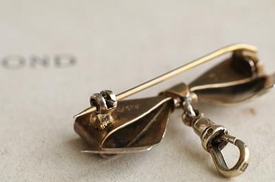 ウォッチリボンブローチ　フォトフレームチャーム イギリス　アンティークストリュフ