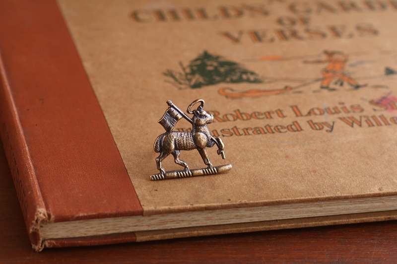 仔羊紋のメタルバッジ　イギリス アンティークストリュフ