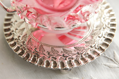 クランベリーガラスのソルトディッシュ　james deakin and sons マーブルパターン　イギリス アンティークストリュフ