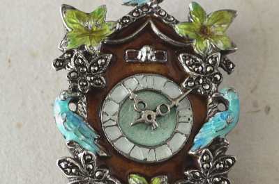 アンティークシルバーブローチ　エナメル　マーカサイト　鳩時計　ヨーロッパ