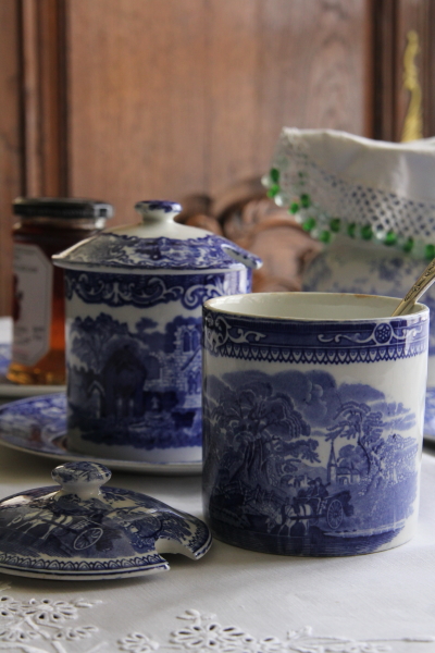 レア、１８２０年ブルーアンドホワイトのポット アンティークティーポット ブルーアンドホワイト 古城