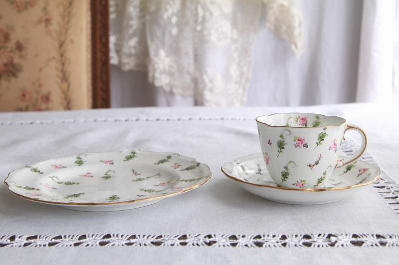 手描きの小薔薇のティートリオ　ロイヤルクラウンダービー　royalcrownderby イギリス　アンティークストリュフ