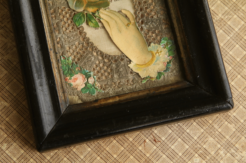 ヴィクトリアングリーティングカードフレーム　バラを持つ貴婦人の手 アンティークストリュフ