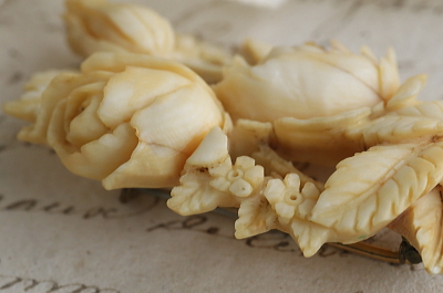 薔薇と勿忘草アイボリーブローチ　象牙　フランス アンティークストリュフ