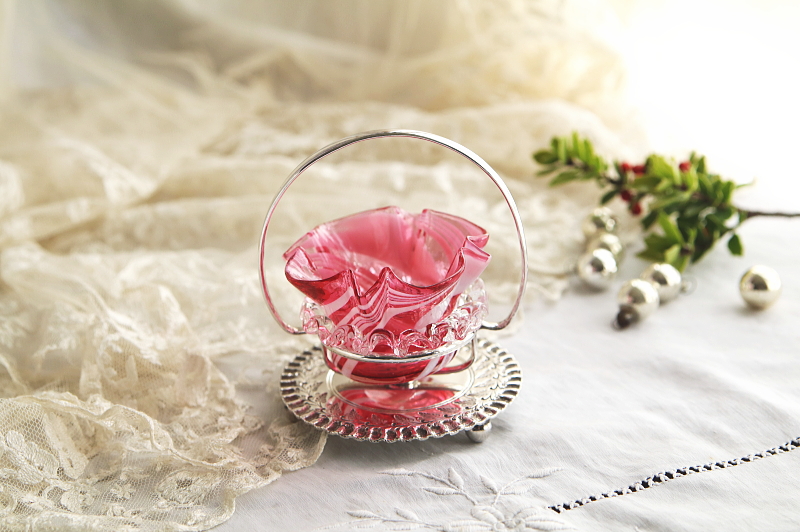 クランベリーガラスのソルトディッシュ　james deakin and sons マーブルパターン　イギリス アンティークストリュフ