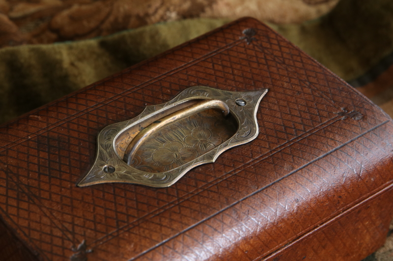 花のエングレービング　レザージュエリーボックス　イギリス アンティークストリュフ