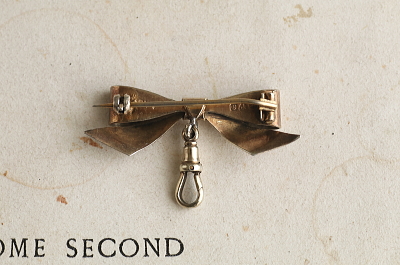 ウォッチリボンブローチ　フォトフレームチャーム イギリス　アンティークストリュフ