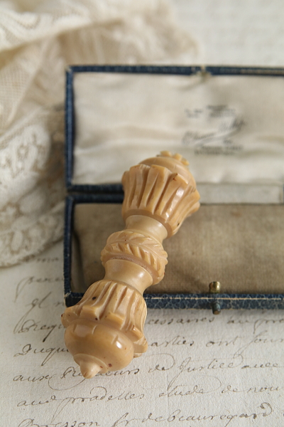 ベジタブルアイボリーニードルケース　ヴィクトリアン　イギリス アンティークストリュフ 20251128
