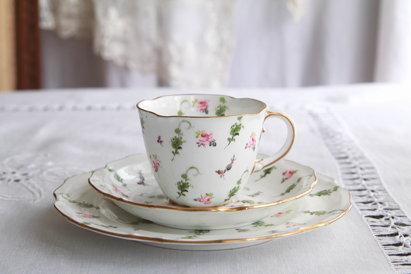 手描きの小薔薇のティートリオ　ロイヤルクラウンダービー　royalcrownderby イギリス　アンティークストリュフ