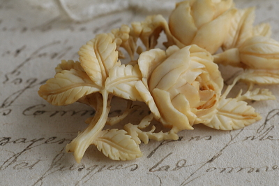 薔薇と勿忘草アイボリーブローチ　象牙　フランス アンティークストリュフ