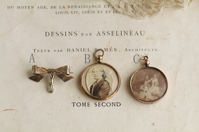 ウォッチリボンブローチ　フォトフレームチャーム イギリス　アンティークストリュフ