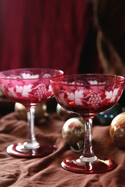 クランベリーグラスシャンパンソーサーペア　ヴィクトリアン　葡萄 アンティークストリュフ 20251203