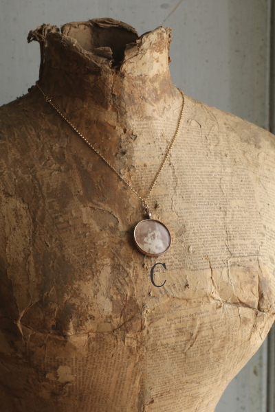 ウォッチリボンブローチ　フォトフレームチャーム イギリス　アンティークストリュフ