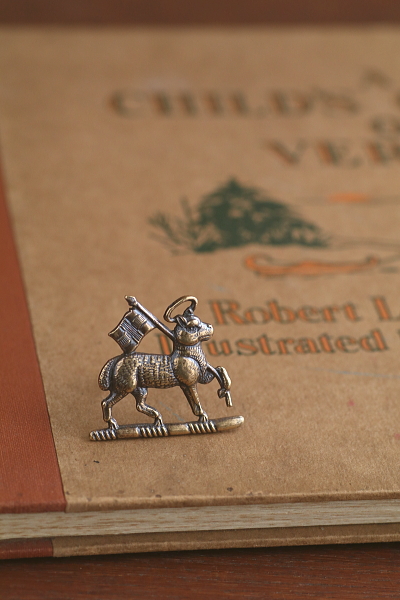 仔羊紋のメタルバッジ　イギリス アンティークストリュフ 20251126